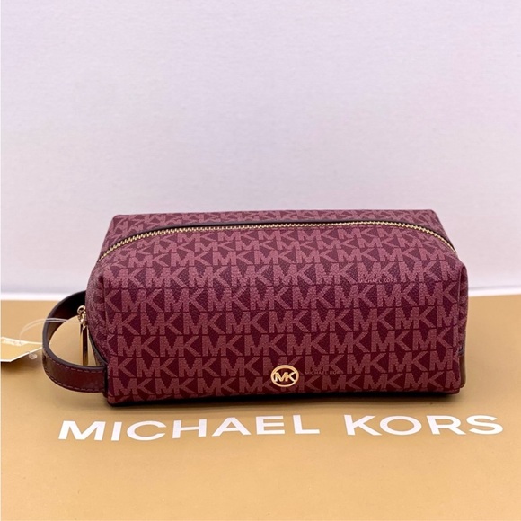 Michael Kors Jet Set Travel Medium
Cosmetic Case Travel Pouch MK
Oxblood Multi - Picture 2 of 9